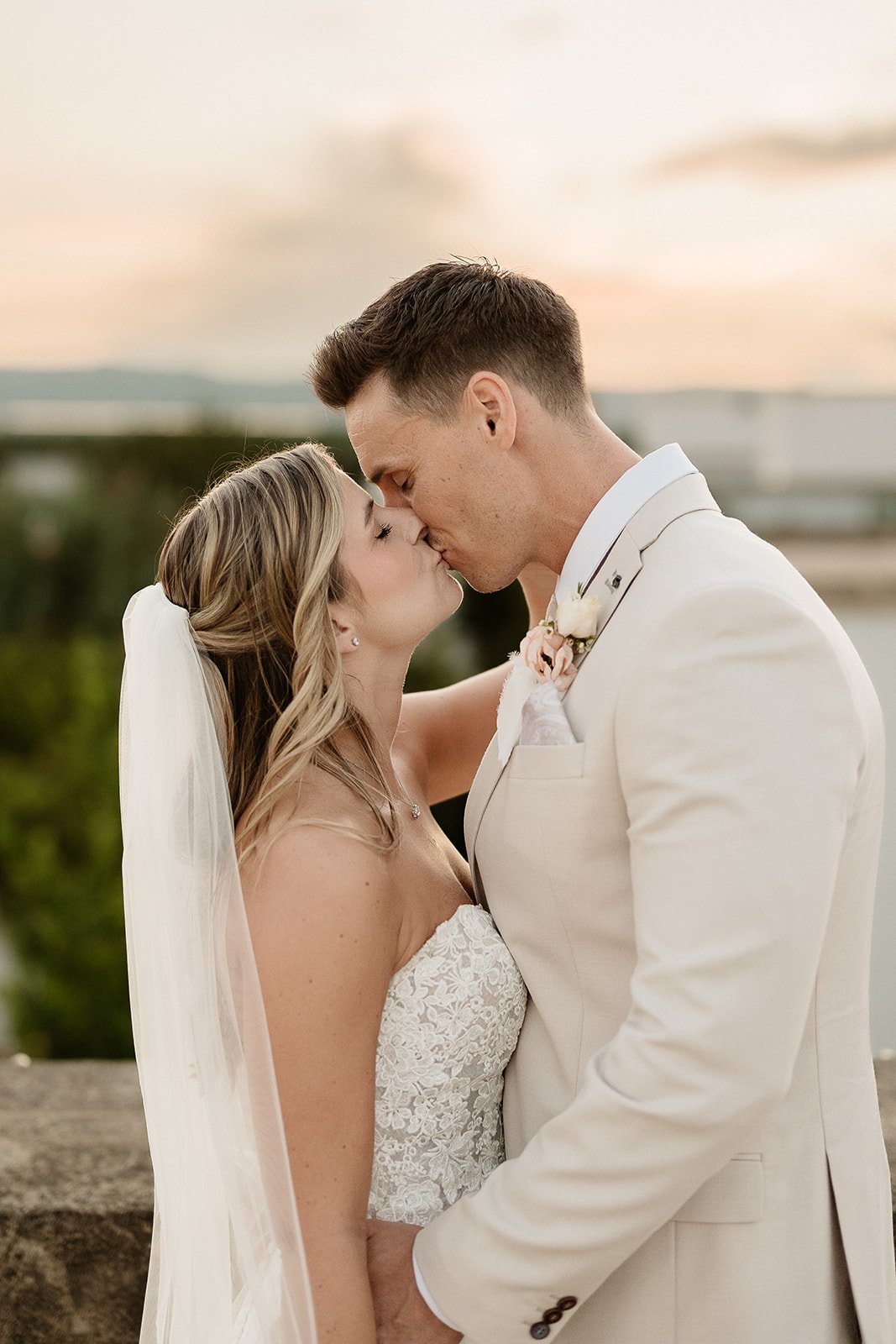 A kiss at sunset in the Apulian countryside, elopement